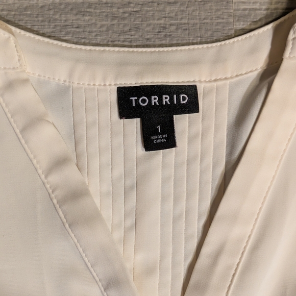 Women's TORRID Henley Cream Blouse, V-neck, Long Sleeve, Classic,‎ Sz 1 - Picture 7 of 8